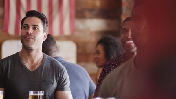 Grupo Amigos Varones Sentados Dentro Del Bar Deportivo Bebiendo Cerveza — Vídeos de Stock