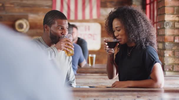 Genç Çift Spor Bar Içinde Bira Içme Sohbet Oturan Yavaş — Stok video