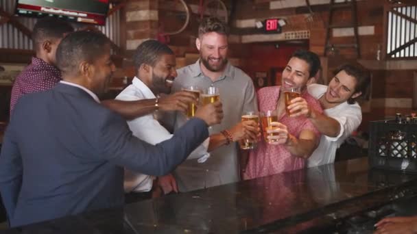 Grupo Amigos Bar Bebiendo Cerveza Haciendo Brindis Filmado Cámara Lenta — Vídeos de Stock