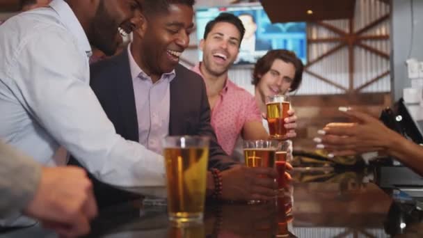 Camarera Sirviendo Cerveza Grupo Amigos Varones Bar Bebiendo Cerveza Haciendo — Vídeo de stock