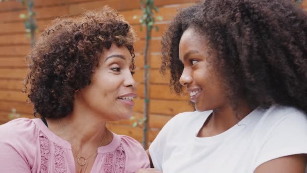 Średnim Wieku Czarna Mama Jej Nastoletnia Córka Rozmawia Uśmiechając Się — Wideo stockowe