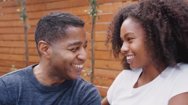 Középkorú Fekete Apa Tizenéves Lánya Beszél Mosolygott Egymásra Szabadban Közelről — Stock videók