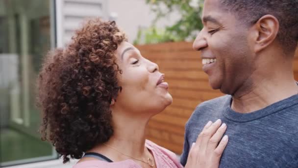 Feliz Pareja Negra Mediana Edad Hablando Abrazando Aire Libre Cerca — Vídeos de Stock
