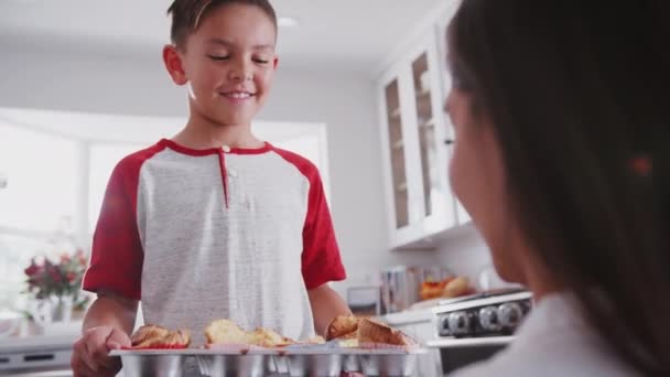 Pre Teen Chłopiec Wchodzi Fokus Prezentuje Ciasta Jego Mama Nad — Wideo stockowe