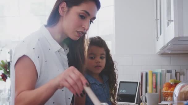 Hispanische Frau Und Kleine Tochter Kochen Zusammen Herd Der Küche — Stockvideo