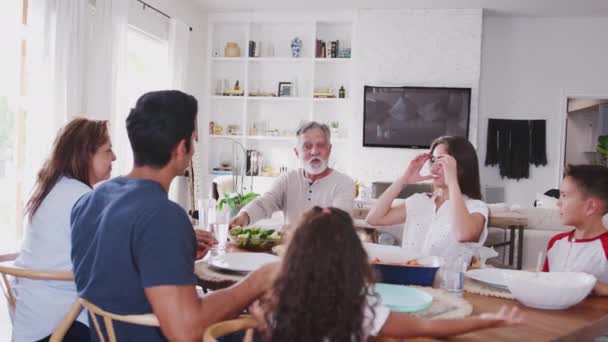 Familia Hispana Tres Generaciones Sentada Mesa Del Comedor Sirviendo Cena — Vídeo de stock