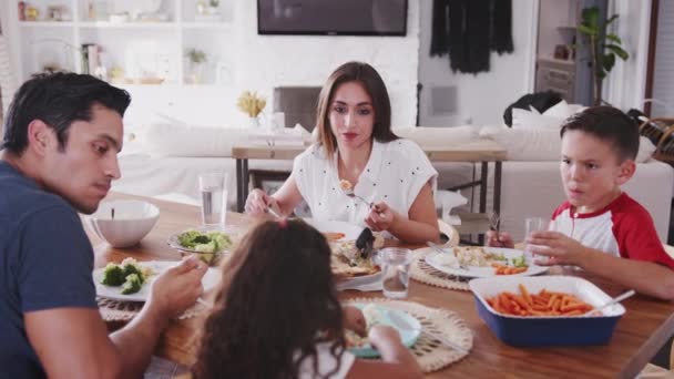 Jonge Hispanic Familie Zittend Aan Eettafel Thuis Eten Diner Samen — Stockvideo