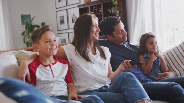 Jovem Família Hispânica Sentada Sofá Casa Assistindo Juntos Perto — Vídeo de Stock