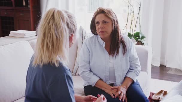 Mujer Mediana Edad Sentada Sofá Hablando Con Trabajador Salud Durante — Vídeos de Stock