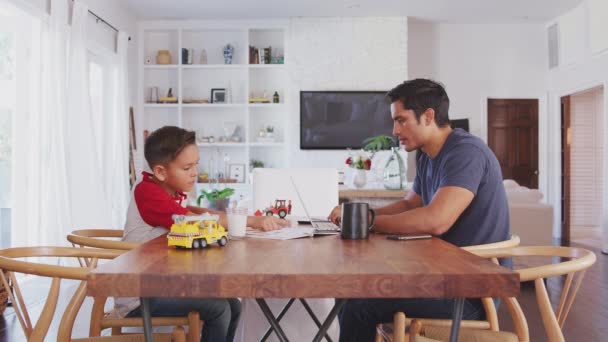 Pai Filho Hispânicos Trabalhando Lado Outro Mesa Sala Jantar Vista — Vídeo de Stock