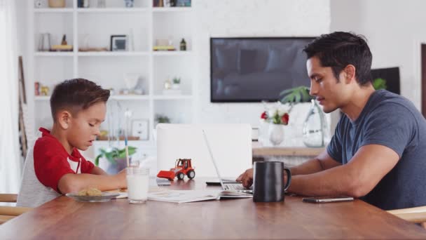 Papá Termina Trabajo Choca Los Cinco Con Hijo Trabajando Otro — Vídeos de Stock