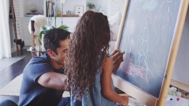 Pai Sentado Chão Casa Desenhando Quadro Negro Com Sua Filha — Vídeo de Stock