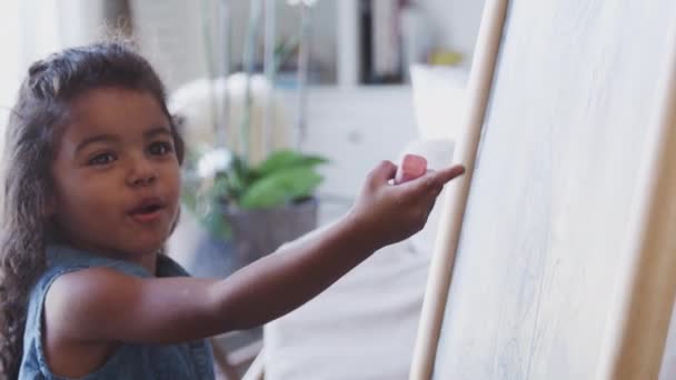 Jonge Hispanic Meisje Tekenen Met Roze Krijt Een Blackboard Thuis — Stockvideo