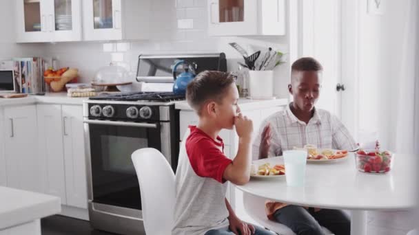 Δύο Προ Έφηβοι Άντρες Φίλοι Κάθονται Και Μιλούν Στην Κουζίνα — Αρχείο Βίντεο