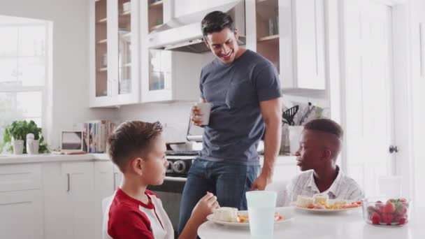Před Pubertou Hispánský Chlapec Přítel Sedí Mluví Otcem Kuchyni — Stock video
