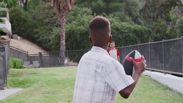 Niño Preadolescente Negro Lanzando Balón Fútbol Amigo Hispano Parque Cámara — Vídeos de Stock