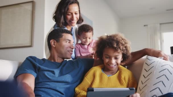 Pai Filha Sofá Usando Tablet Mamãe Atrás Deles Segurando Criança — Vídeo de Stock