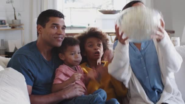 Jovem Família Sentada Sofá Assistindo Filme Mamãe Acidentalmente Derramando Pipocas — Vídeo de Stock