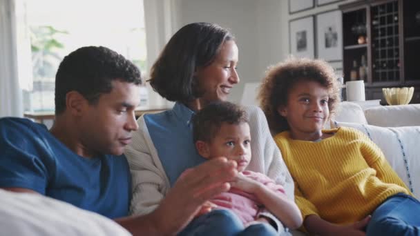 Jonge Familie Zitten Samen Bank Hun Woonkamer Kijken Praten Close — Stockvideo