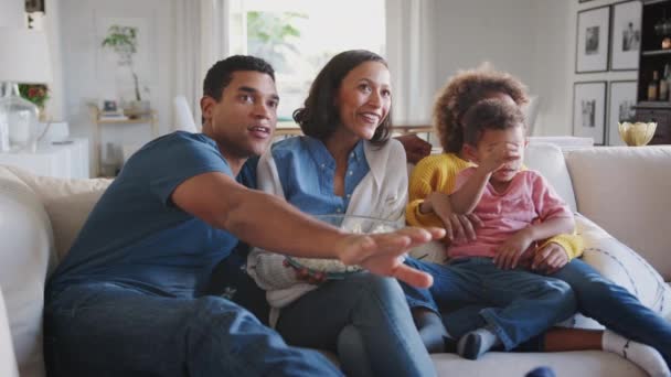 Joven Familia Afroamericana Sentada Sofá Casa Viendo Televisión Comiendo Palomitas — Vídeos de Stock