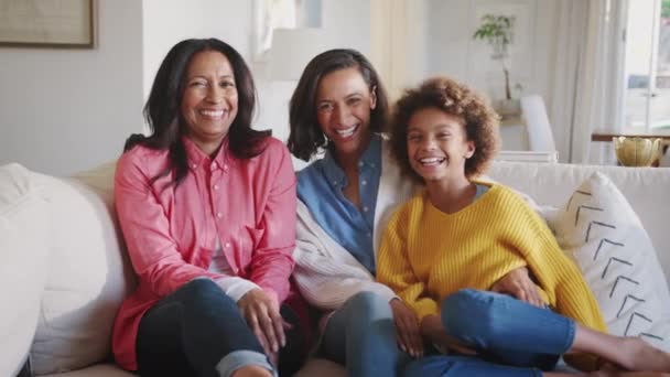 Three Generation African American Female Family Group Sitting Sofa Laughing — Stock Video