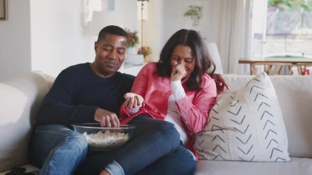 快乐的非洲裔美国人夫妇躺在小睡台 看电视 吃爆米花 — 图库视频影像