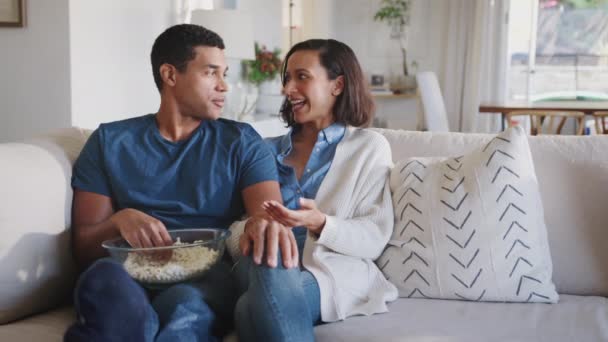 Jovem Adulto Casal Afro Americano Sofá Sua Sala Estar Conversando — Vídeo de Stock