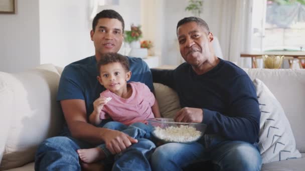 Grupo Familiar Masculino Três Gerações Sentado Sofá Comendo Pipocas Assistindo — Vídeo de Stock