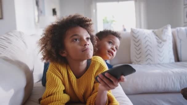Pre Teen 아프리카 미국인 그녀의 남동생 거짓말 그녀의 — 비디오