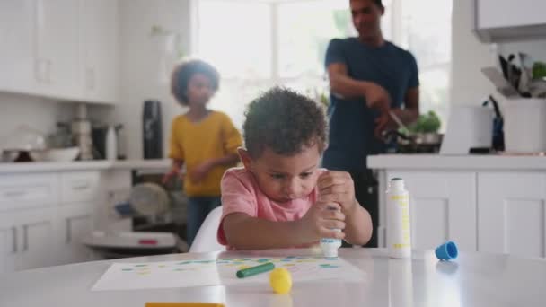 Joven Afroamericano Chico Pintura Cuadro Cocina Mientras Padre Hermana Preparar — Vídeos de Stock