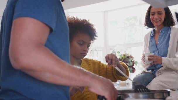 Афроамериканские Родители Дочка Готовят Еду Вместе Кухне Закрываются — стоковое видео