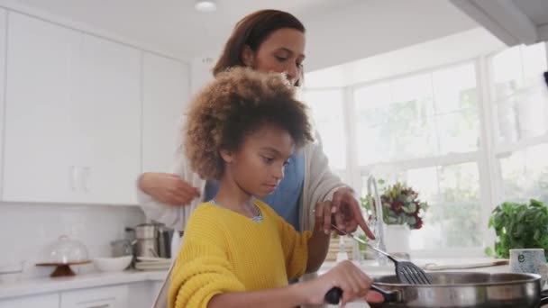 Anne Mutfakta Ocakta Bir Tavada Yemek Pişirmek Onu Genç Kızı — Stok video
