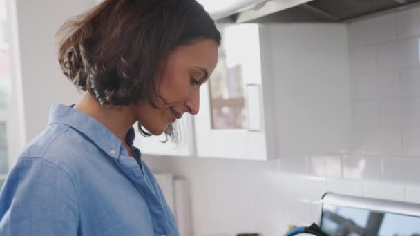 Milenial Mujer Afroamericana Pie Cocina Cocinando Encimera Vista Lateral Cerca — Vídeo de stock