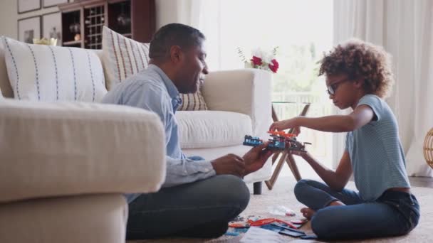 Pre Adolescente Chica Abuelo Sentado Suelo Sala Estar Construyendo Juguete — Vídeos de Stock