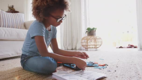 Pre Teen Afroamerikansk Flicka Sitter Golvet Vardagsrummet Bygga Konstruktion Leksak — Stockvideo