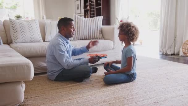 Pre Tiener Meisje Opa Zittend Vloer Woonkamer Hoog Vijf Het — Stockvideo