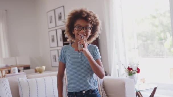 前青少年非洲裔美国女孩在家里跳舞和唱歌 用手机作为麦克风 腰部向上 — 图库视频影像