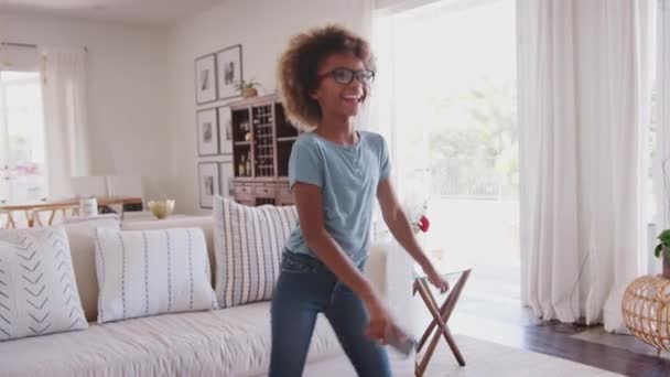 Menina Pré Adolescente Segurando Smartphone Dançando Música Sala Estar Casa — Vídeo de Stock