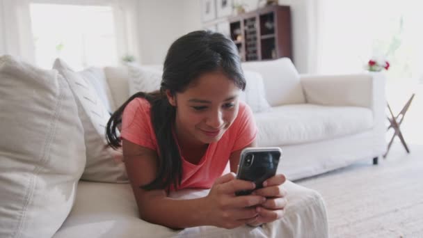 Afro Americano Adolescente Deitado Sofá Casa Usando Smartphone Baixo Ângulo — Vídeo de Stock