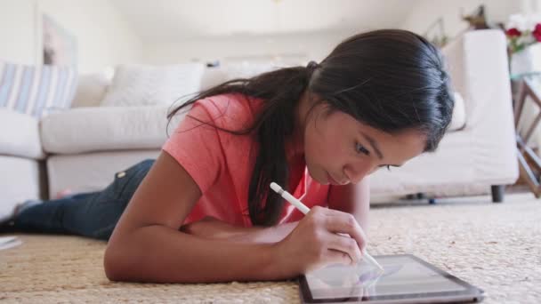 Tiener Meisje Liggend Vloer Woonkamer Met Behulp Van Een Tablet — Stockvideo