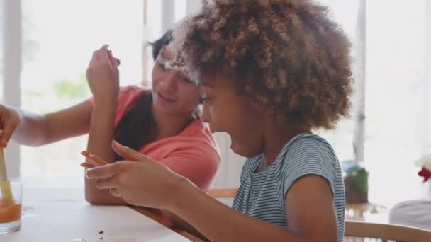 两个十几岁前的女朋友有乐趣与模型粘土和水在家里 侧视图 — 图库视频影像