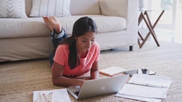 十几岁的女孩躺在地板上做作业使用笔记本电脑 高架视图 — 图库视频影像