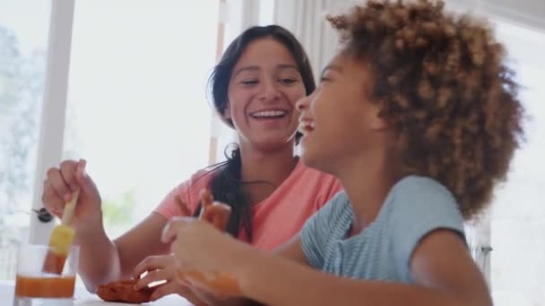 Close Duas Namoradas Pré Adolescentes Divertindo Brincando Com Argila Modelagem — Vídeo de Stock