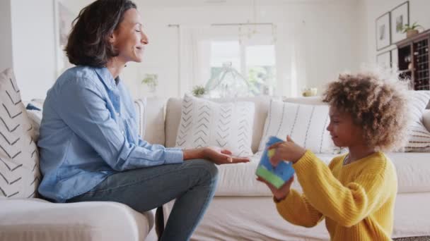 Pre Adolescente Chica Afroamericana Dando Madre Una Maceta Pintada Casa — Vídeos de Stock