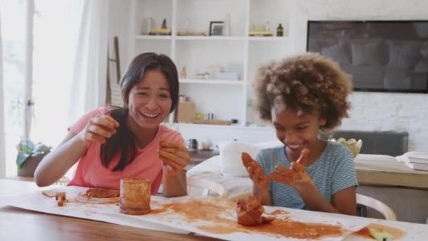 Dos Niñas Pre Adolescentes Utilizando Modelado Arcilla Riendo Mostrando Sus — Vídeo de stock