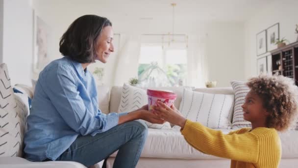 Pre Teen African American Girl Dając Jej Mama Domowej Roboty — Wideo stockowe