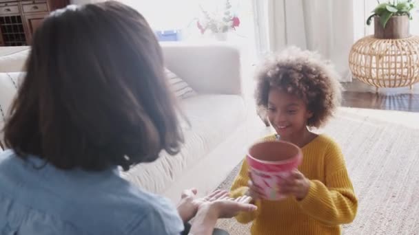 Pre Teen Dziewczyna Klęcząc Przed Matką Dając Jej Domowy Prezent — Wideo stockowe