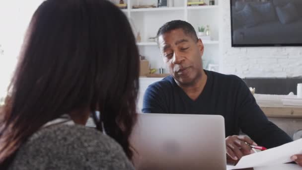 中年非洲裔美国男子与笔记本电脑提供财务建议 在她家的女人 — 图库视频影像