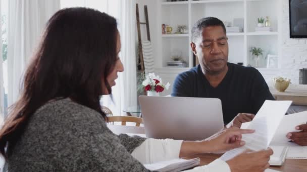 中年非洲裔美国男子与笔记本电脑提供财务建议 在一个女人在她家的会议 — 图库视频影像