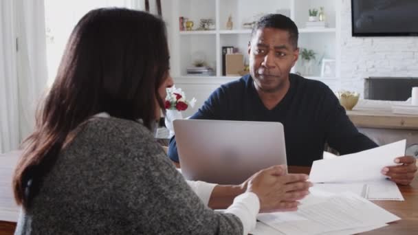非裔美国男性财务顾问在家中与一名女子讨论文件 — 图库视频影像
